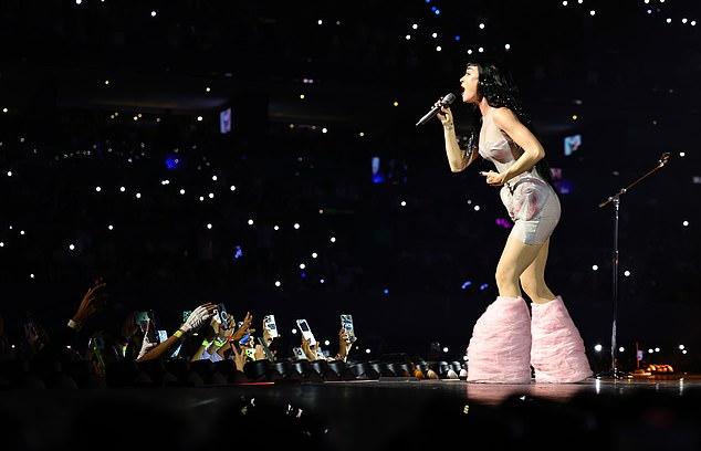 Юная фанатка потеряла сознание на концерте Кэти Перри