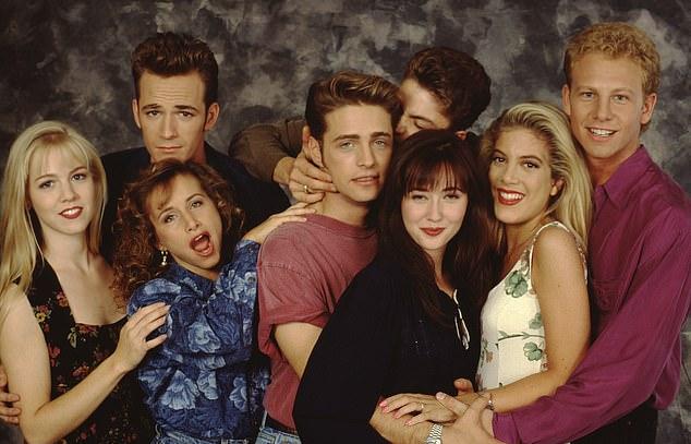 «Беверли-Хиллз, 90210»: портрет 1991 года. Слева направо: Дженни Гарт, Габриэль Картерис, Люк Перри, Джейсон Пристли, Брайан Остин Грин, Доэрти, Спеллинг, Иан Зиринг.