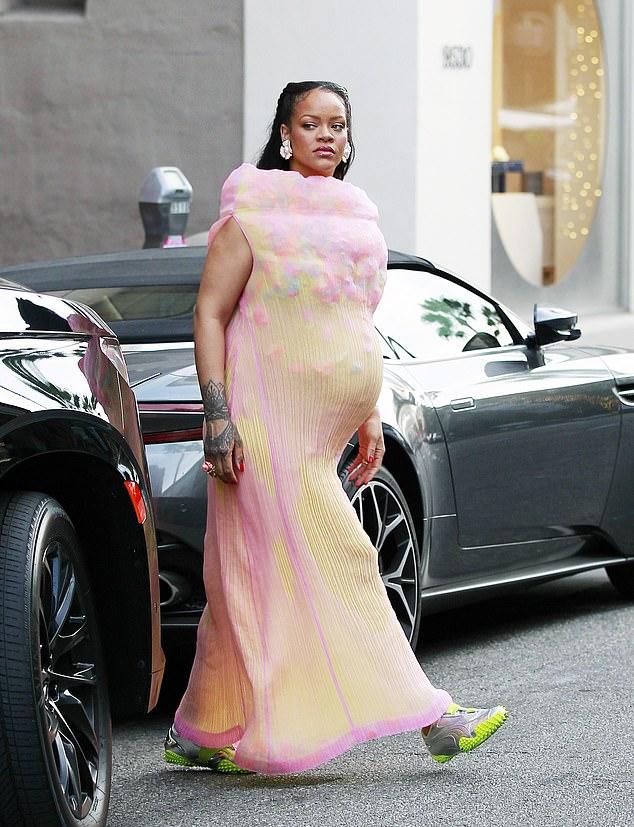 Магнат Fenty надела дорогое винтажное плиссированное платье Issey Miyake (2001), розово-оранжевое, с объемным высоким воротом