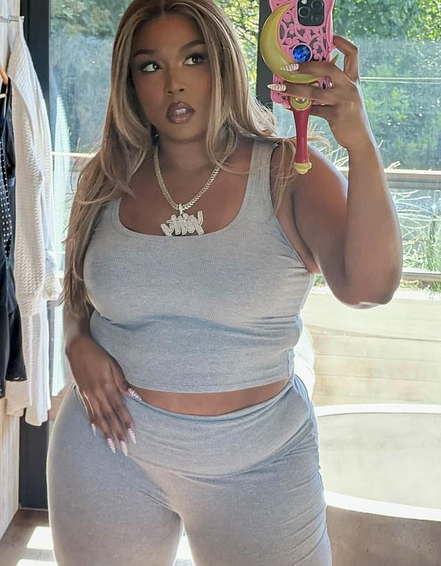 Lizzo продемонстрировала результаты своего потрясающего преображения чтобы анонсировать свою линию домашней одежды Yitty