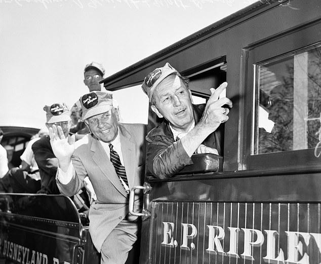 На фото, опубликованном Los Angeles Examiner в июле 1955, Уолт Дисней везет руководителей по своему новому парку.