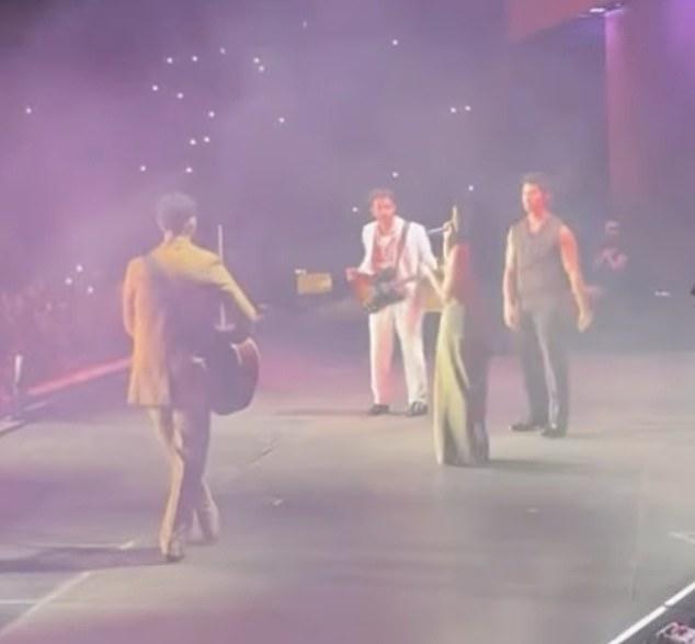 Деми Ловато Воссоединилась С Джо Джонасом На Сцене Jonas Brothers