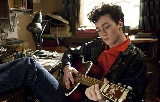 Впечатляющая прорывная роль Джона Леннона в «Стать Джоном Ленноном» (Nowhere Boy) — ключевая часть фильмографии Тейлора Джонсона.