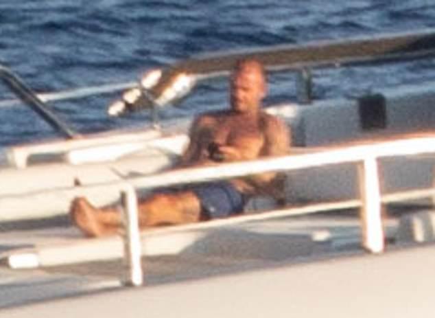 Дэвид, 50, и Виктория, 51, Бекхэмы нежились на солнце на их 16-миллионной суперъяхте у тосканского побережья, наслаждаясь роскошным итальянским отдыхом.