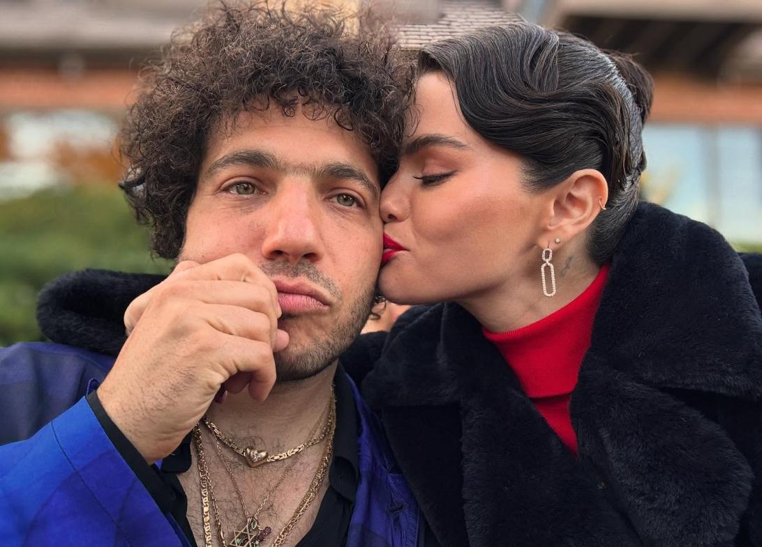 Она уже одевается в семейном стиле: Селена Гомес выбрала красное платье, как и мама её жениха