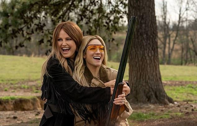 «The Hunting Wives» — экранизация бестселлера с пикантными сценами, которые накалят страсти. В кадре: Малин Акерман и Бриттани Сноу.