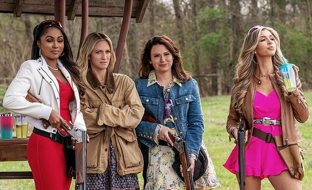 В сериале Софи О'Нилл (Бриттани Сноу) переезжает из Бостона в техасский Мейпл Брук, присоединяясь к эксклюзивным «Охотницам» — вооруженным сторонницам MAGA.