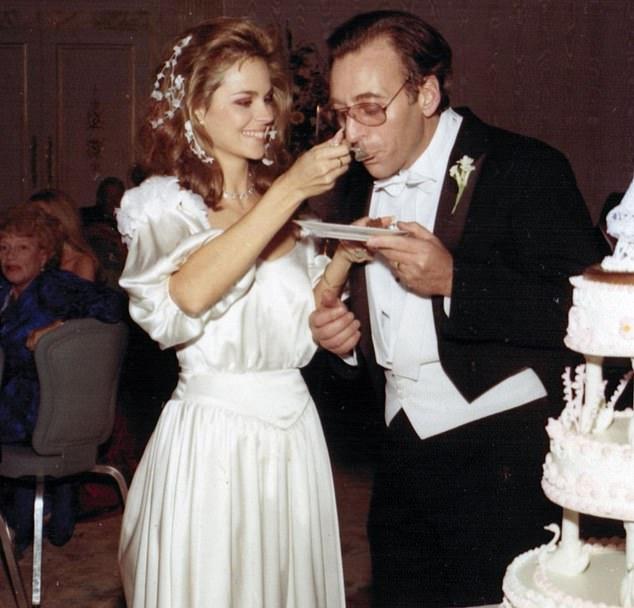 Никола надела винтажное свадебное платье своей 70-летней матери 1985 года, а 83-летний отец Нельсон провел церемонию.