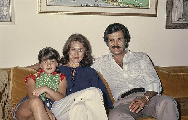 Дженнифер Энистон родилась в семье Джона Энистона и Нэнси Дау, оба из которых были актерами, но она настаивает, что не извлекала выгоды из непотизма