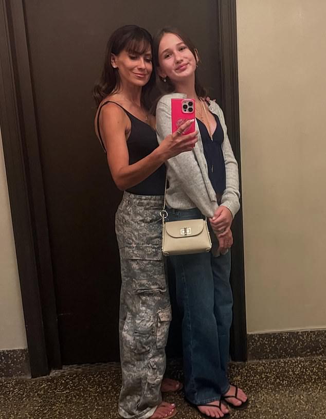 Ирландия оставила редкий комментарий под Instagram-постом мачехи Хиларии с изображением младшей сводной сестры Кармен, старшей из её семи детей.