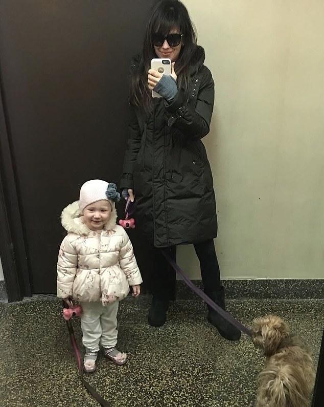 Хилари поделилась ностальгическими снимками маленькой Кармен в том же месте, подписав: «Как она выросла!» — с эмодзи слез и сердца.