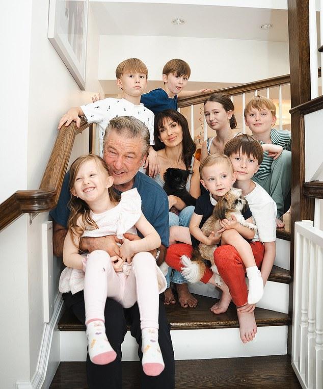 Алек и Хилария, женатые с 2012 года, — родители семерых детей: Кармен 11, Мария 3, Илария 2, Рафаэль 9, Леонардо 7, Ромео 6, Эдуардо 4.