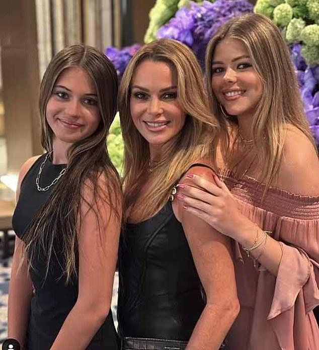 Звезда BGT (54) поразила, будто молодеет, поделившись фото с дочерьми-подростками с греческого острова в Instagram.