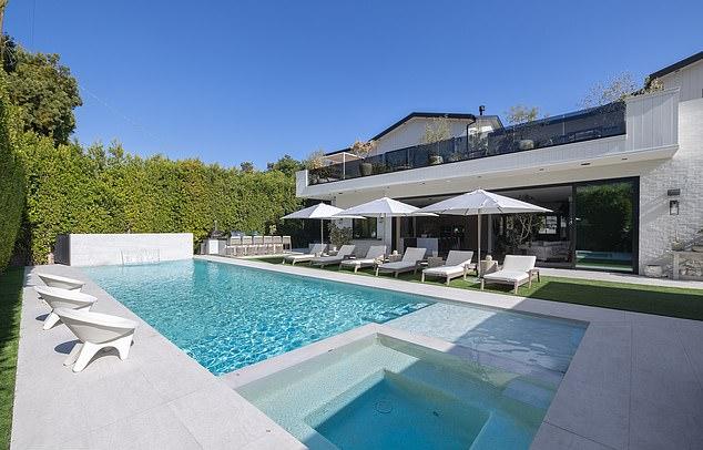 Высокотехнологичный особняк Адрианы Лимы выставлен на продажу за почти 16 миллионов долларов