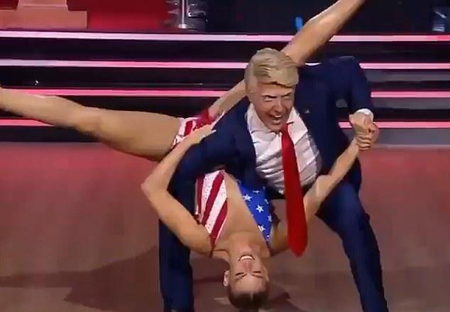 Несмотря на отточенный номер, персонаж Трампа искусно вплетал резкие жесты и яркую мимику, улавливая безошибочные особенности настоящего Трампа (на фото).