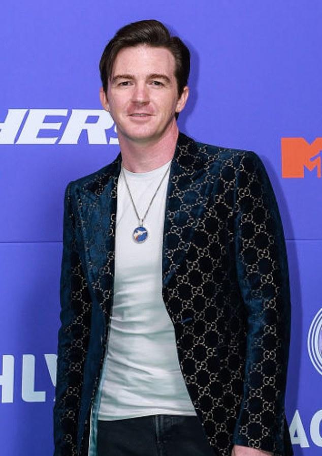 Бывший актер Nickelodeon Дрейк Белл подал на развод с женой Джанет фон Шмелинг; последнее фото пары – июль 2024.