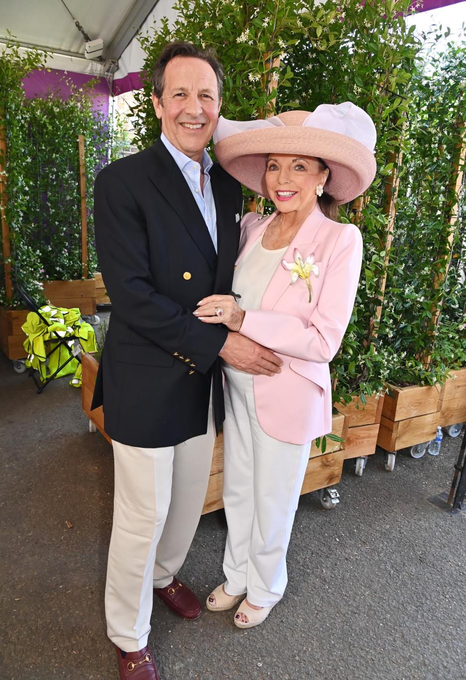 Перси Гибсон и Джоан Коллинз посетили знаменитую выставку цветов RHS Chelsea Flower Show в Лондоне.