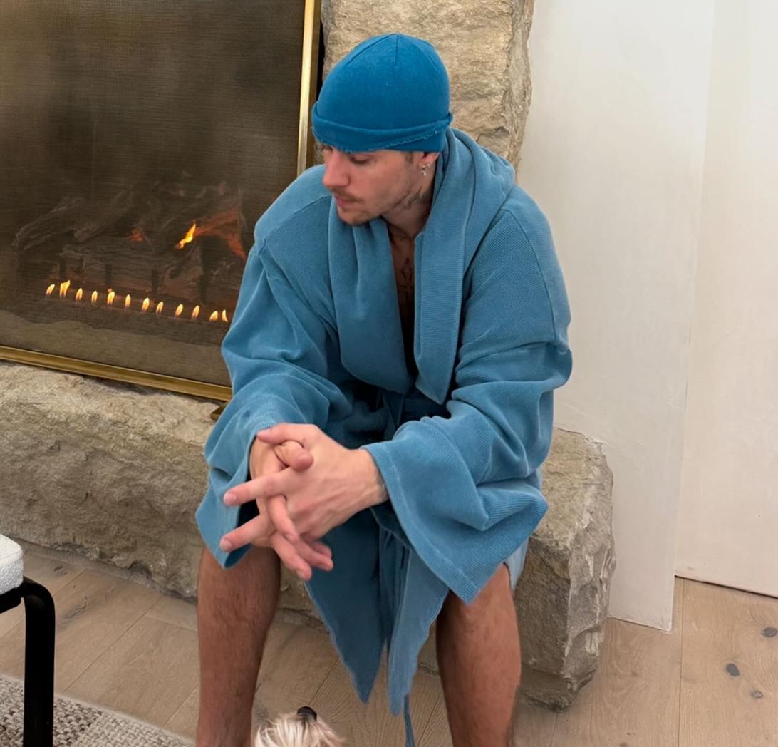 Джастин Бибер в халате.