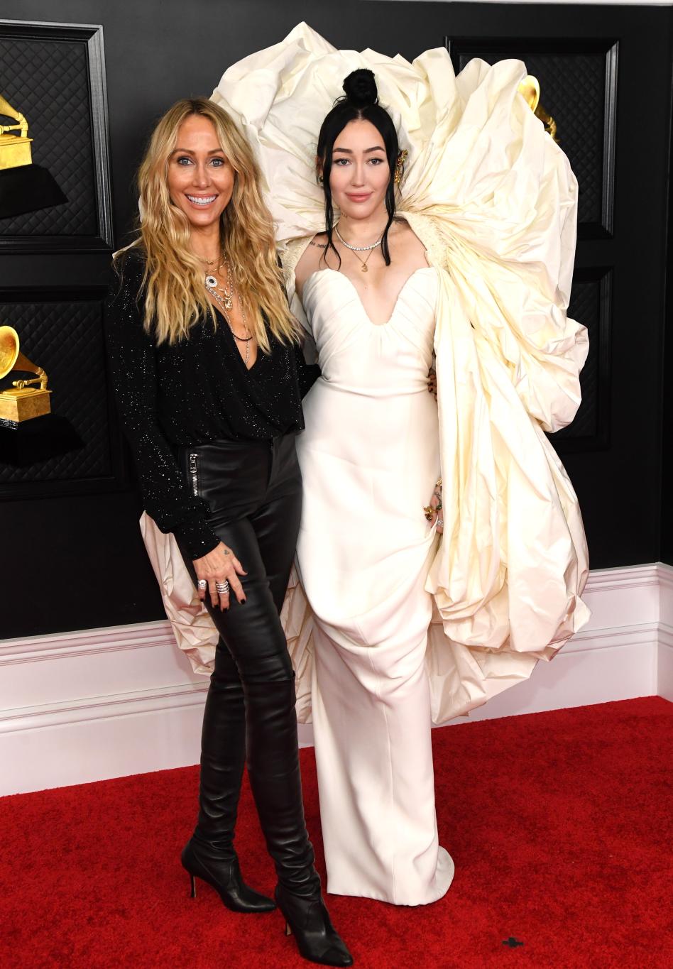 Тиш и Ноа Сайрус на 63-й ежегодной церемонии GRAMMY 14 марта 2021 года в Выставочном центре Лос-Анджелеса.