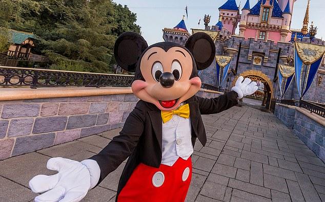 Фанаты Disney в шоке: опубликовано фото, показывающее, как выглядели персонажи тематического парка в 1950-х годах – они просто не могут в это поверить