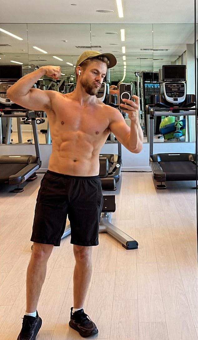 В пятницу Дерек опубликовал в Instagram селфи топлес из спортзала, напрягая мышцы перед зеркалом.