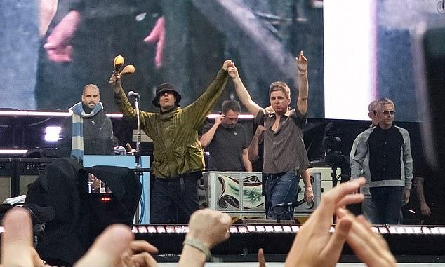 На туре Oasis Лиам (52) протянул брату Ноэлу (58) важную оливковую ветвь примирения.