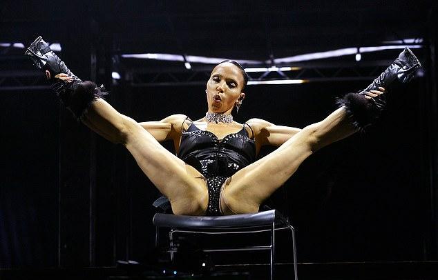 FKA Twigs не стеснялась своих провокационных танцевальных движений, экстренно заменив Doechii в субботу вечером на фестивале All Points East