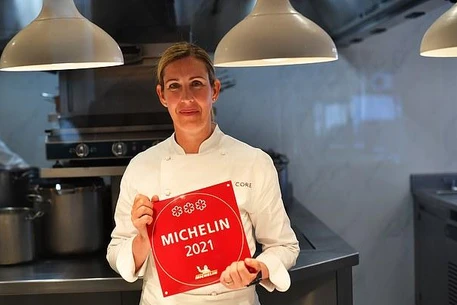 Шеф-повар Клэр Смит, обладательница трёх мишленовских звёзд за свой лондонский ресторан, раскрыла точное меню, которое она подавала на роскошном свадебном приёме герцога и герцогини Сассекских в 2018 году