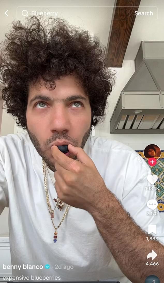 Помолвленный с Селеной Гомес продюсер показал в TikTok дорогой фрукт в стильной черной упаковке, где каждая ягода лежала в отдельной ячейке.