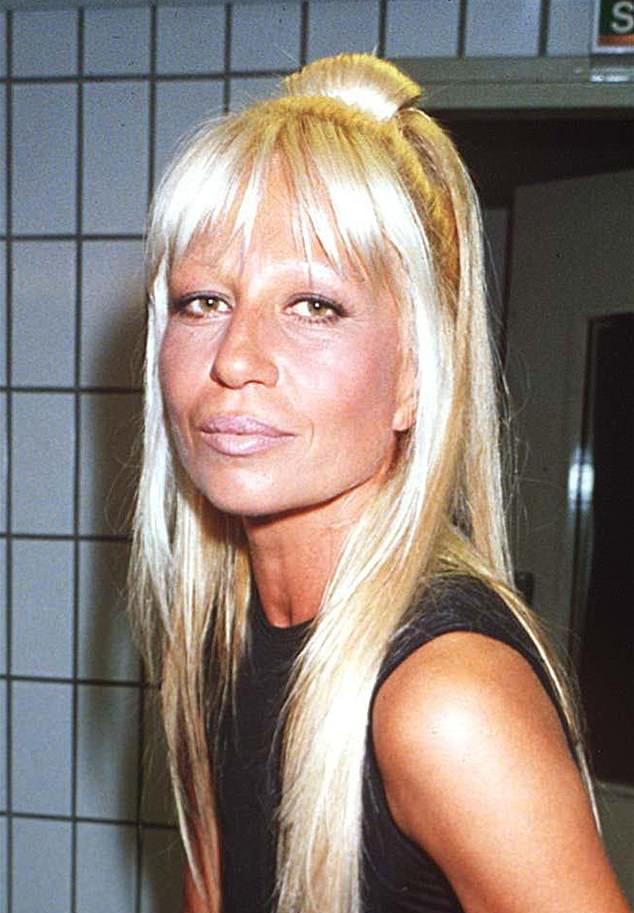 В 1993 году на показе Versace в Париже, 37-летняя Донателла блистала естественной красотой: пухлые губы и легкие морщинки у глаз.