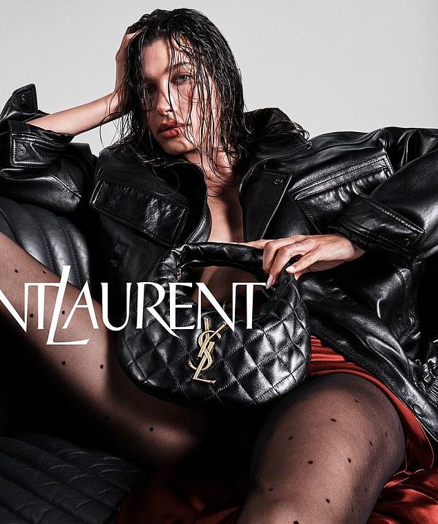 28-летняя модель прикрывала наготу стеганой черной сумкой YSL при широко разведенных ногах.