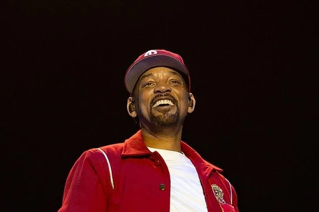 Уилла Смита высмеяли за видео с использованием ИИ-сгенерированных кадров ликующих фанатов на своем концерте