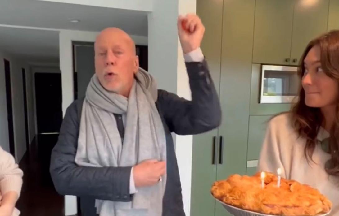 Жена Брюса Уиллиса, Эмма Хеминг-Уиллис, рассказала, как борьба кинозвезды с деменцией повлияла на него