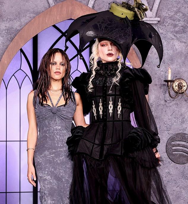 Леди Гага и Дженна Ортега в образе готических див на гала-вечере «Wednesday Graveyard Gala»