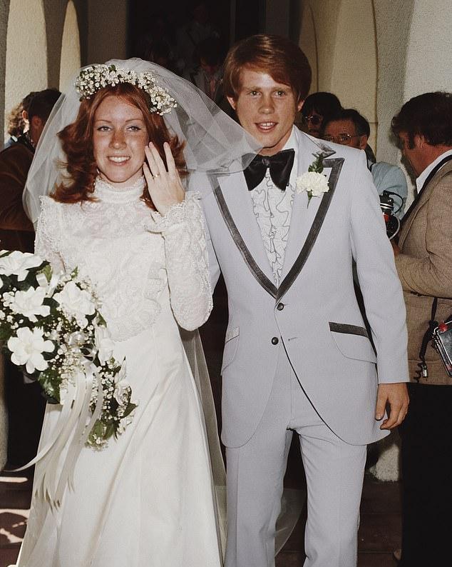 27 июня 1975 года Рон Ховард и 21-летняя Шерил Элли поженились. Их скромная по голливудским меркам свадьба стоила всего $800, включая платье.