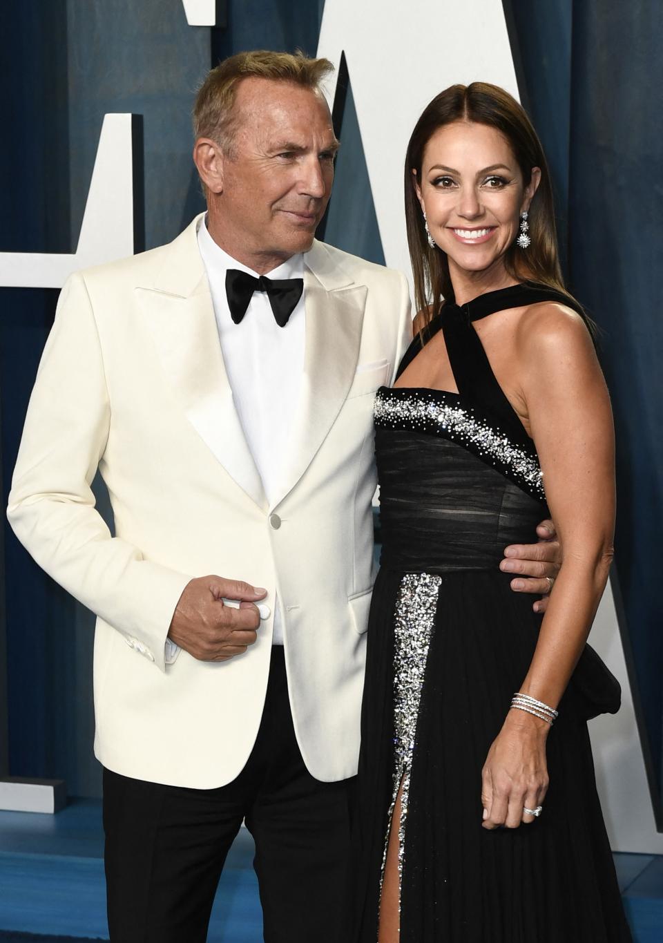 Актер Кевин Костнер с женой Кристин Баумгартнер на вечеринке Vanity Fair Oscar Party 2022 в Беверли-Хиллз 27 марта 2022 года.