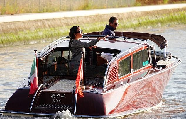 Невеста Криштиану Роналду Джорджина Родригес прибыла в Венецию, продемонстрировав огромное бриллиантовое помолвочное кольцо