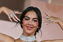 Невеста Криштиану Роналду, Джорджина Родригес, продемонстрировала свое роскошное помолвочное кольцо в воскресенье на красной дорожке премии Filming Italy Venice