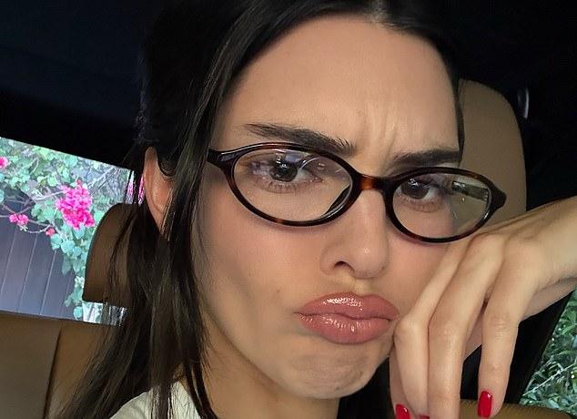 В воскресенье супермодель выложила в Instagram семь эстетичных кадров и надутое селфи.