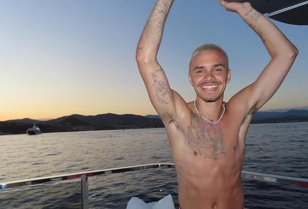 Виктория Бекхэм продемонстрировала подтянутую фигуру во время роскошного летнего отпуска в Италии в понедельник