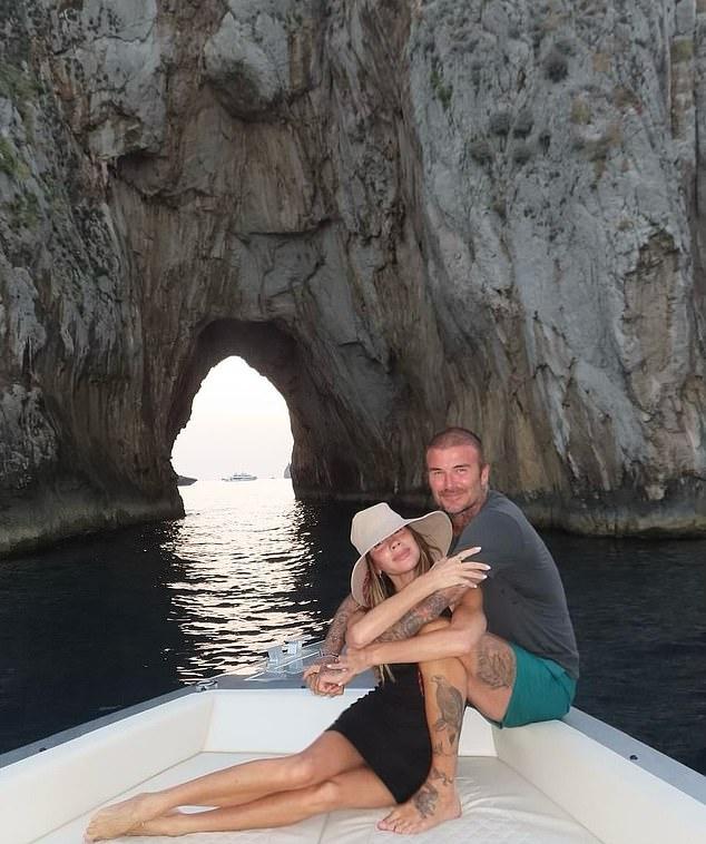 51-летняя модельер показала фото с борта £16-миллионной суперъяхты, где отдыхала с мужем Дэвидом (50) и детьми.