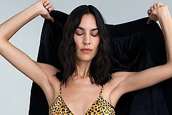 Алекса Чанг откровенно рассказала о своих сожалениях по поводу модельной карьеры в новом интервью для октябрьского номера журнала Elle