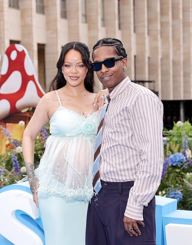 Рианна была замечена на прогулке с A$AP Rocky и их старшим сыном RZA во вторник