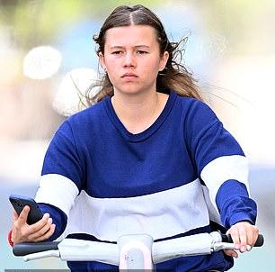 Юная девушка очень похожа на покойную австралийскую актрису, унаследовав при этом черты отца.