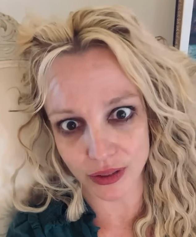 В сети распространяется странная теория заговора о Бритни Спирс, согласно которой поп-звезда заменена двойниками и ИИ