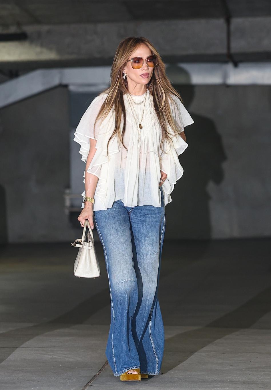 Дженнифер Лопес в бохо-шик образе с мини-сумкой Birkin.