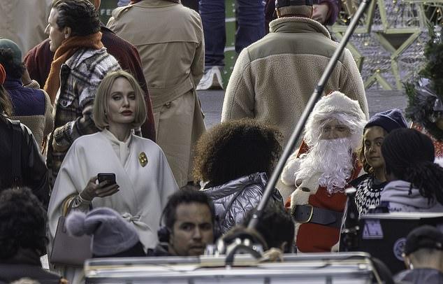 Анджелина Джоли впервые предстала в образе яркой блондинки на съемках драмы «Тревожные люди»