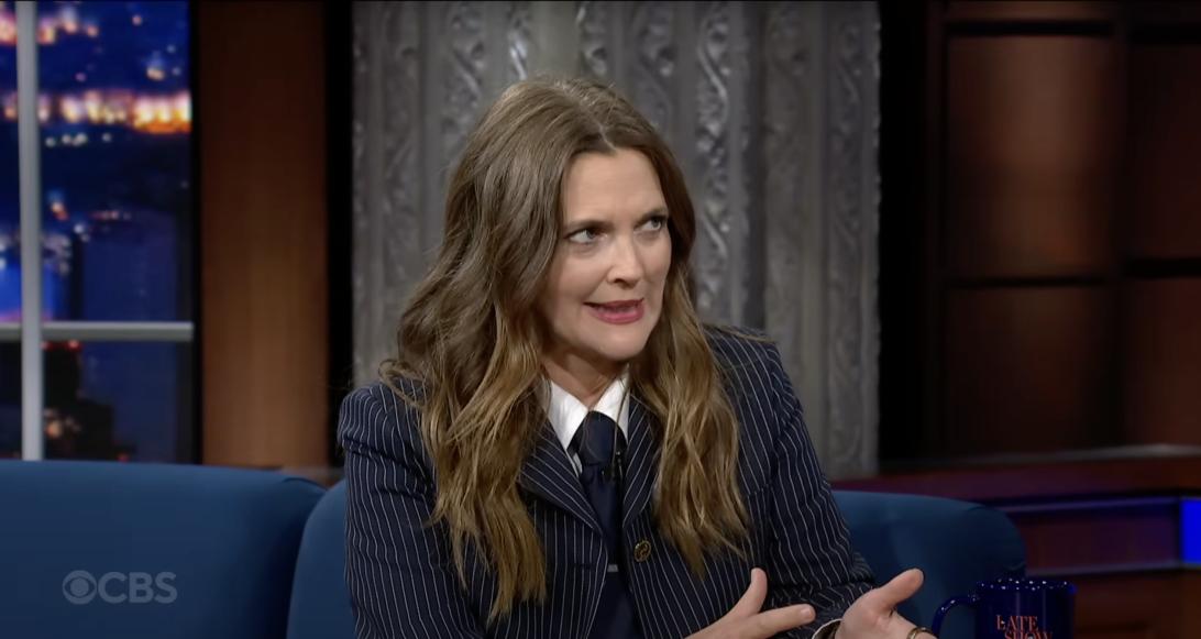 Дрю Бэрримор появилась на шоу "The Late Show со Стивеном Кольбером" в четверг.