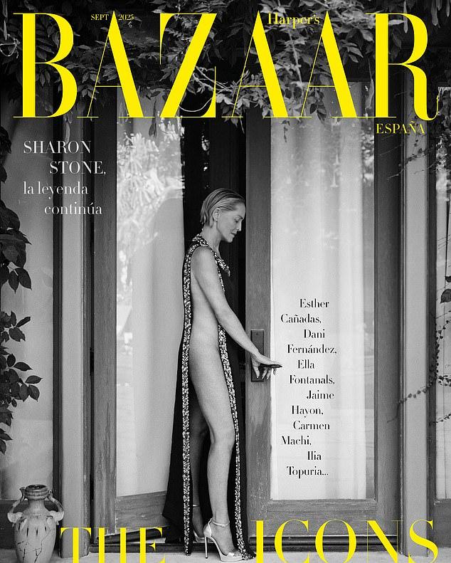 Голливудская легенда украсила сентябрьский Harper's Bazaar Spain эффектной чёрно-белой съёмкой.