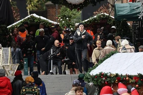 Эйми Лу Вуд была почти неузнаваема на съемках фильма «Тревожные люди» в субботу на востоке Лондона